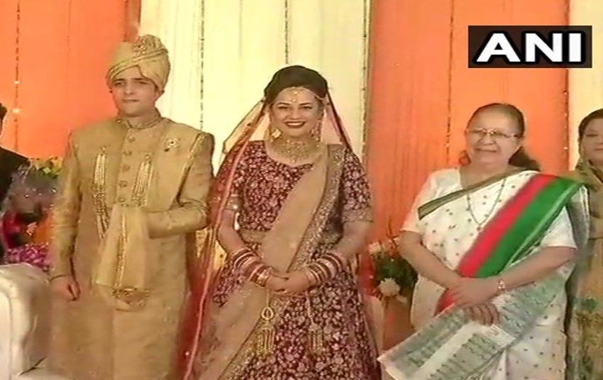 वेंकैया नायडू के अलावा लोकसभा स्पीकर सुमित्रा महाजन ने भी इस नए जोड़े को शादी की शुभकामनाएं दीं।