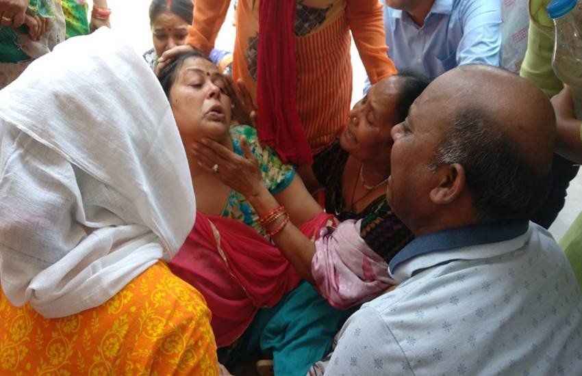 बेटी के आत्महत्या से गुस्साएं परिजनों ने दारोगा के छेड़छाड़ में कार्यवाही न करने व उससे आहत बेटी द्वारा ऐसा कदम उठाने का दोषी मानते हुए धक्का-मुक्की कर दी।
