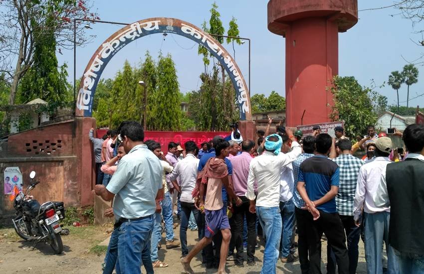 एसएसपी ने अर्जित की पेशी के दौरान सरकारी काम में रुकावट डालने के आरोप में 10 पुरुष और पांच अज्ञात महिलाओं के खिलाफ एफआईआर दर्ज करने का आदेश दिया है।  एसएसपी ने अर्जित की पेशी के दौरान सरकारी काम में रुकावट डालने के आरोप में 10 पुरुष और पांच अज्ञात महिलाओं के खिलाफ एफआईआर दर्ज करने का आदेश दिया है।