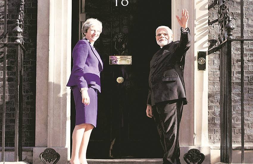 लंदन में बुधवार को ब्रितानी प्रधानमंत्री थेरेसा मे के सरकारी निवास 10 डाउनिंग स्ट्रीट पर उनके साथ प्रधानमंत्री नरेंद्र मोदी। 