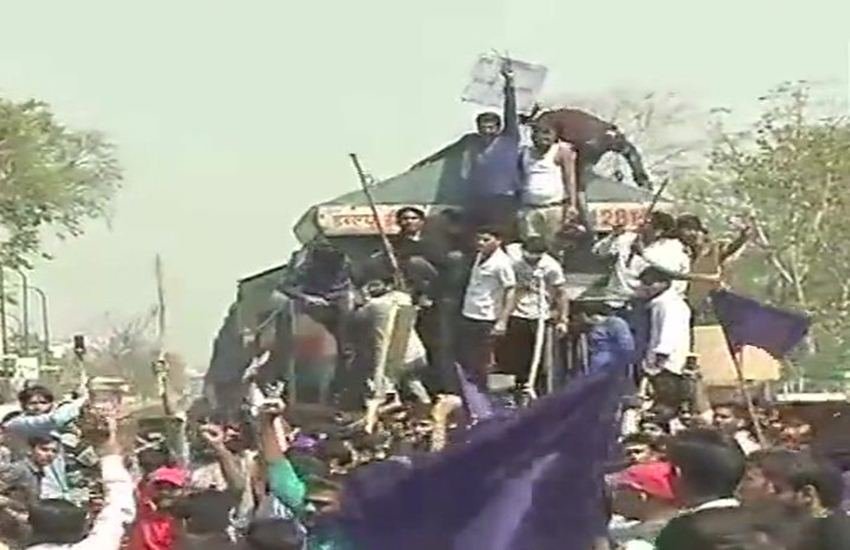 राजस्थान के जयपुर में भी भारत बंद का असर देखने को मिला। जयपुर में ट्रेन रोकी गई। (फोटोः एएनआई)
