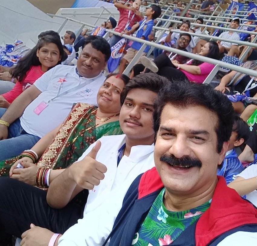 टेलीविजन के फेमस कॉमेडी सीरियल खिचड़ी में हिमांशु का रोल निभाने वाले कलाकार जमनादास मजिठिया भी मुंबई और दिल्ली के बीच हो रहे इस मैच को देखने वानखेड़े पहुंचे। यहां उन्होंने झा परिवार के साथ बैठकर मैच का आनंद लिया। (फोटो सोर्स- इंस्टाग्राम/#mivsdd)