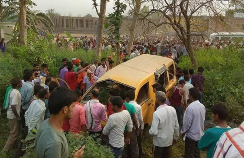 ट्रेन से टकराने के बाद क्षतिग्रस्त स्कूल वैन (फोटो-पीटीआई)