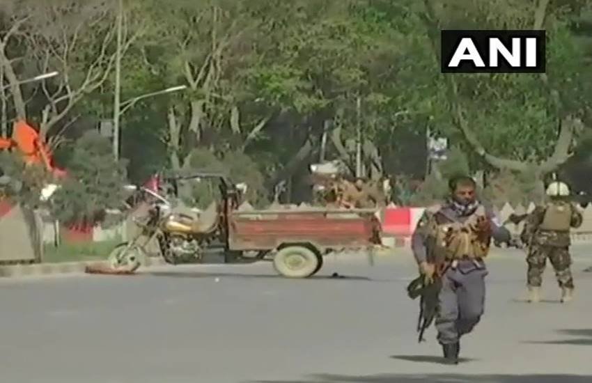 काबुल में जो मीडियाकर्मी आत्मघाती हमले के शिकार हुए, वे कुछ ही समय पहले हुए विस्फोट के कवरेज के लिए मौके पर पहुंचे थे। तभी दूसरा हमला हुआ और सब मारे गए। (फोटोः एएनआई)