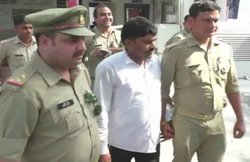 शराब पिलाकर हिंसा भड़काने में बसपा नेता गिरफ्तार, 10 हजार रुपये का इनामी बीजेपी नेता भी पकड़ा गया