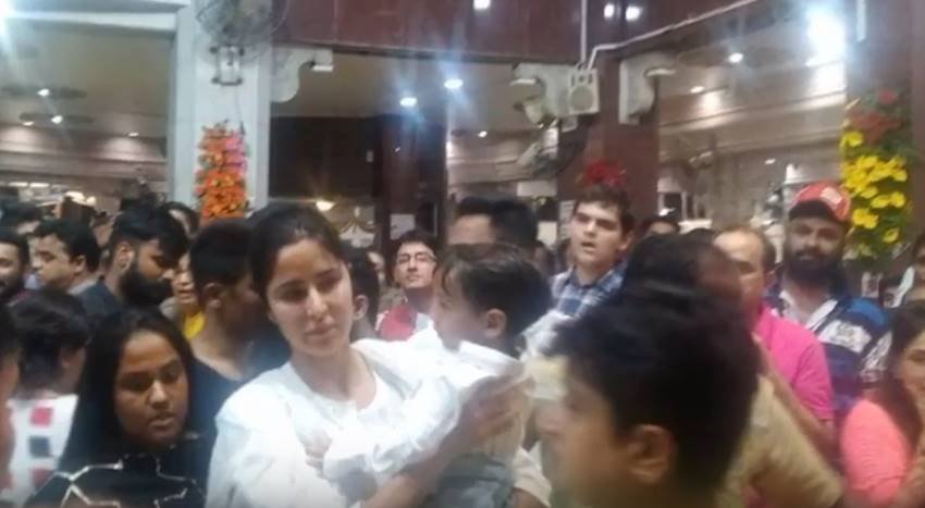 Salman Khan, Katrina Kaif, Katrina Kaif, Katrina Kaif temple, Katrina Kaif pray, Katrina Kaif and salman khan, Siddhivinayak Temple, Siddhivinayak Temple pics, Siddhivinayak Temple photos, Katrina Kaif in Siddhivinayak Temple, Siddhivinayak Temple and Actress, Salman Khan Sister Arpita, Salman Khan Sister, Aahil Went To Siddhivinayak, Siddhivinayak, photo gallery