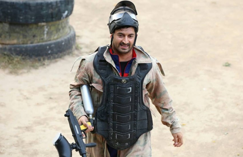 मोहित शर्मा पेंटबॉल गन हाथ में लिए हुए। मोहित को देखकर ऐसा लग रहा है कि उन्हें पेंटबॉल खेलते हुए काफी मजा आ रहा है। (Photo Source: Twitter@lionsdenkxip)