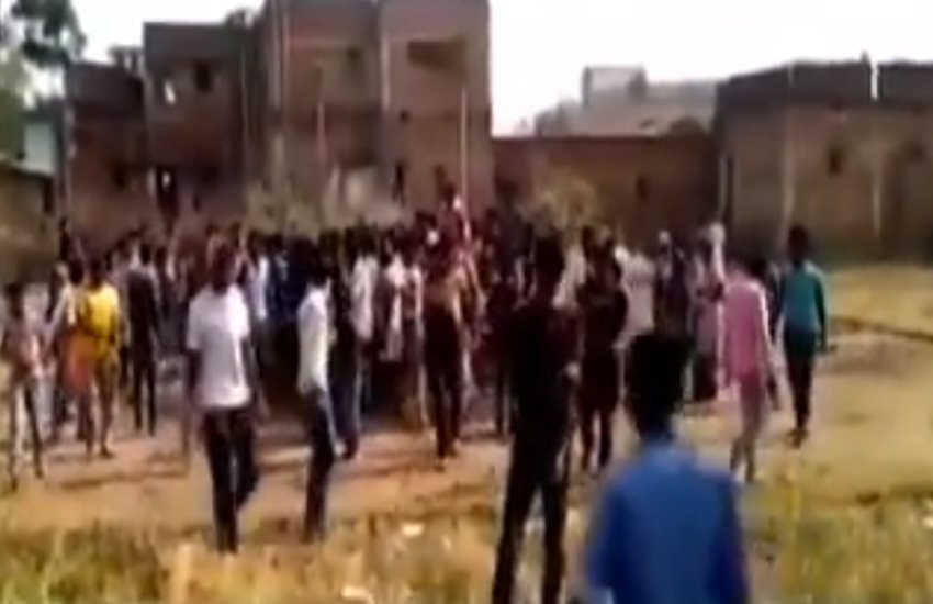 बीफ की अफवाह पर जुटी भीड़। (फोटो सोर्स: वीडियो ग्रैब)