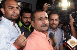 उन्नाव गैंगरेप: आरोपी बीजेपी विधायक के रिश्तेदार को एंकर ने बुरी तरह झाड़ा, देखें वीडियो