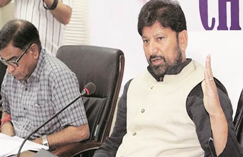जम्‍मू-कश्‍मीर में भाजपा कोटे के मंत्री लाल सिंह (दाएं)। (फाइल फोटो)
