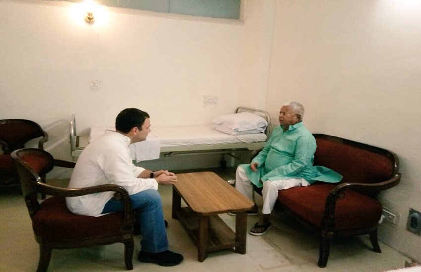 कांग्रेस अध्यक्ष राहुल गांधी ने 30 अप्रैल को सुबह-सुबह एम्स जाकर राजद अध्यक्ष लालू यादव से मुलाकात की और उनका हालचाल जाना था। (फोटो-ट्विटर)