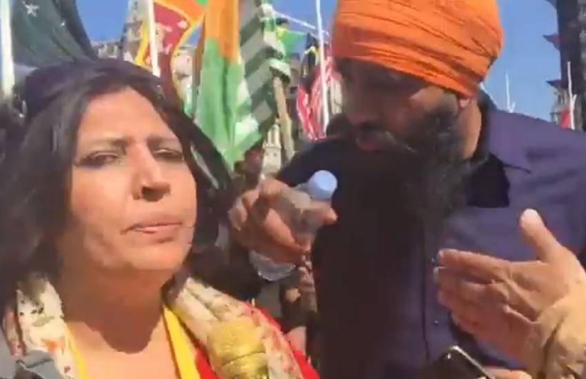 पीएम मोदी के कार्यक्रम के दौरान महिला रिपोर्टर से धक्का-मुक्की करते तिरंगा फाड़ने वाला शख्स। (फोटोः टि्वटर)