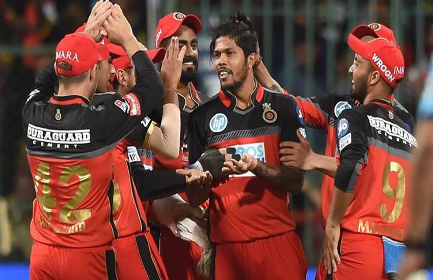 विकेट लेने के बाद साथी खिलाड़ियों के साथ आरसीबी के तेज गेंदबाज उमेश यादव। (फोटो सोर्स- पीटीआई)