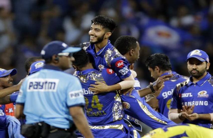 विकेट मिलने के बाद मयंक मार्कंडे को बधाई देते साथी खिलाड़ी। (Photo Courtesy: Twitter)