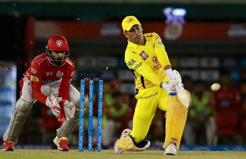 पंजाब के खिलाफ हुए मुकाबले में रविवार को शॉट लगाते चेन्नई के कप्तान धोनी। (फोटोः बीसीसीआई)