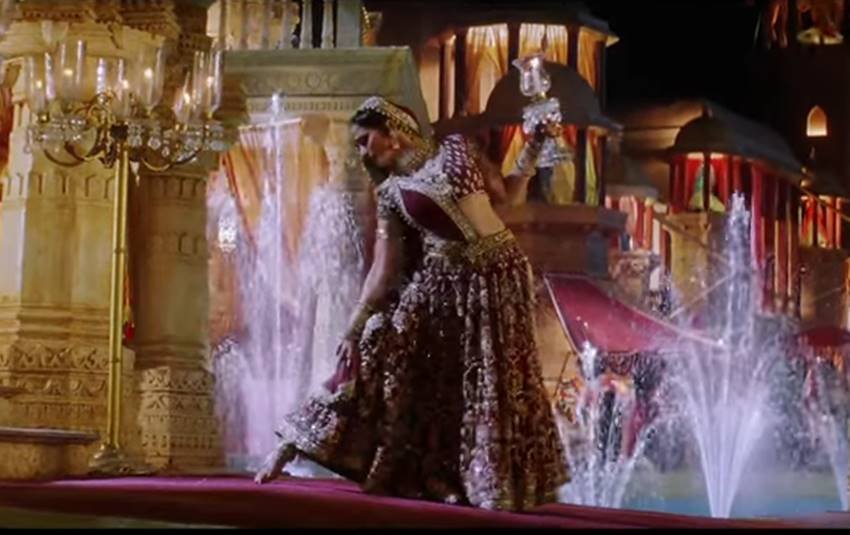 Aishwarya Rai Bachchan, Amitabh Bachchan, Anushka Sharma, Deepika Padukone, Kareena Kapoor Khan, Madhuri Dixit, Vivek Oberoi, Heaviest Costumes, Heaviest Costumes in bollywood, Heaviest Costumes of actress, Heaviest Costumes pics, Heaviest Costumes photos, Heaviest Costumes in films, Heaviest Costumes of stars, photo gallery