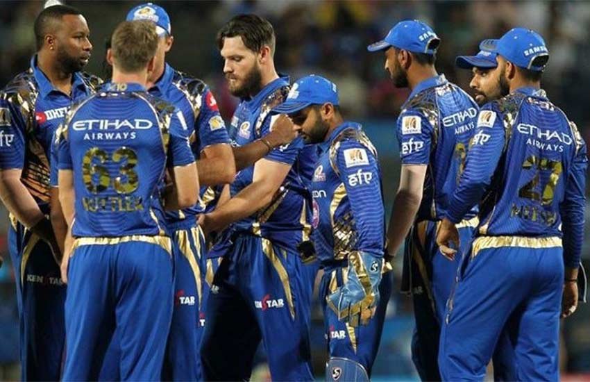 मुंबई इंडियंस की टीम।