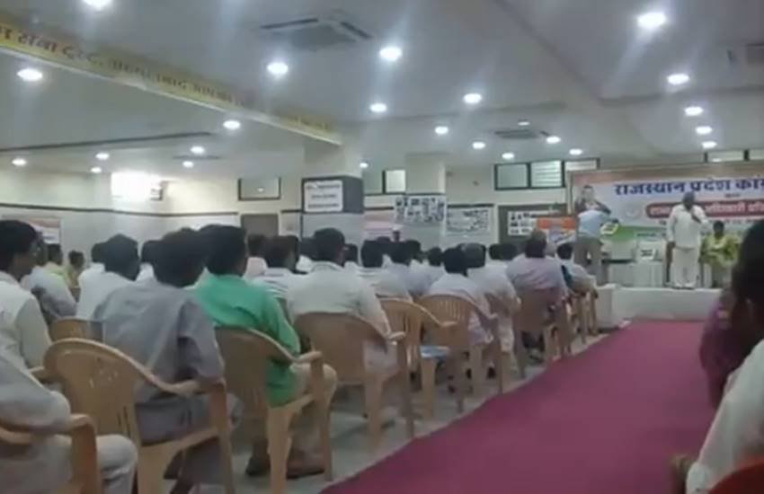 वायरल हो रही क्लिप में कांग्रेस के नेता और कार्यकर्ता बैठे-बैठे ही राष्ट्रगान गा रहे थे। (फोटोः टि्वटर)