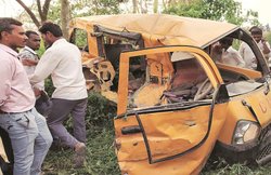 ट्रेन की चपेट में आई स्कूल वैन, 13 बच्चों की मौत, 4 नाजुक