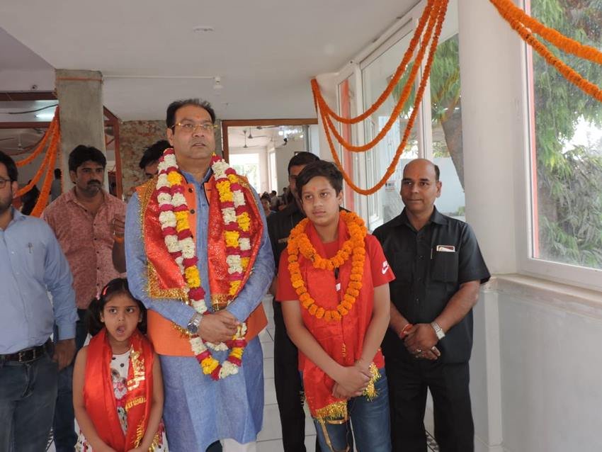 मोहसिन रजा इस मौके पर अपने बेटे और बेटी के साथ मंदिर पहुंचे थे। तीनों ने बजरंगबली को प्रिय सिंदूरी रंग की ओढ़नी धारण कर रखी थी।