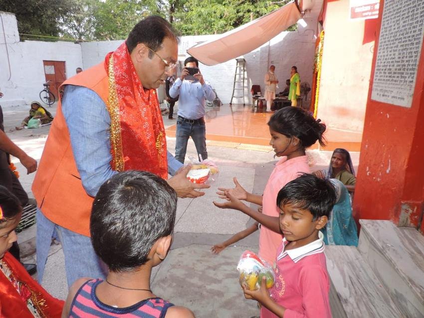 पूजा करने के बाद मोहसिन रजा ने बच्चों के बीच प्रसाद और फल बांटे। यहां पूजा करने के बाद मोहसिन रजा हनुमान सेतु स्थित हनुमान मंदिर भी गये और वहां भी पूजा अर्चना की।