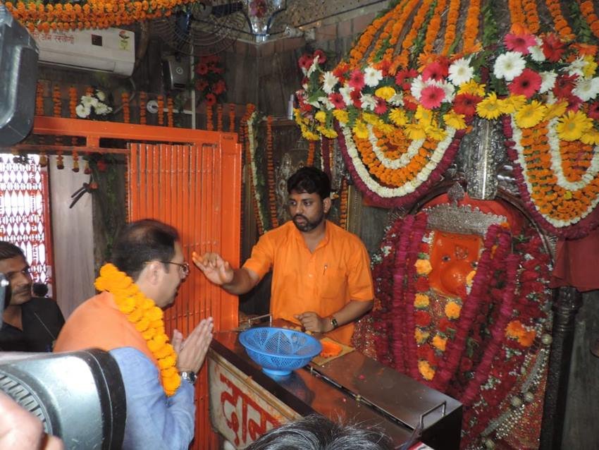 लखनऊ के अलीगंज स्थित हनुमान जी का मंदिर भक्तों में काफी लोकप्रिय है। मंत्री मोहसिन रजा ने यहां पहुंचकर पुजारी से तिलक लगवाया।