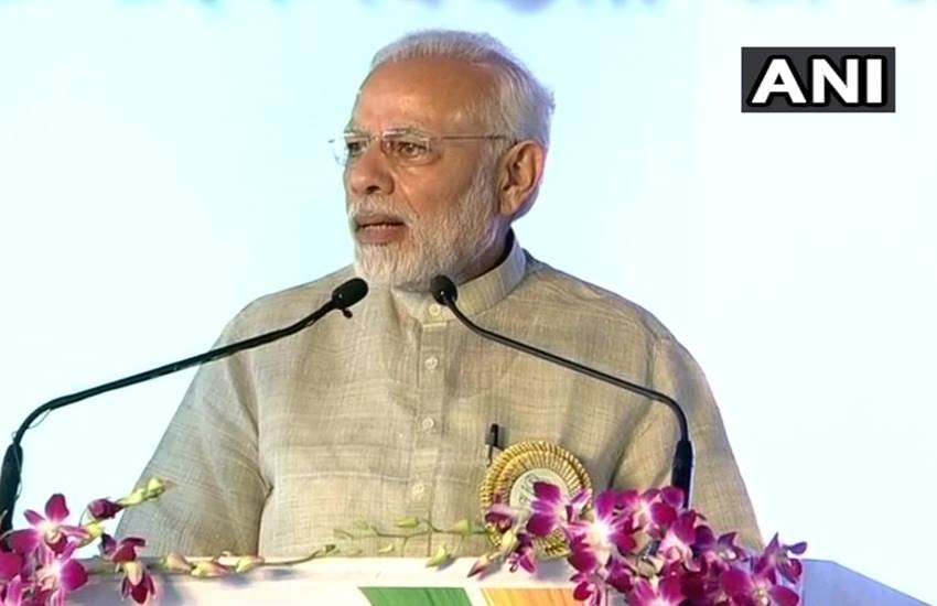 नरेंद्र मोदी मंगलवार को चंपारण में सत्याग्रह से स्वच्छाग्रह कार्यक्रम में बोल रहे थे। (फोटोः एएनआई)