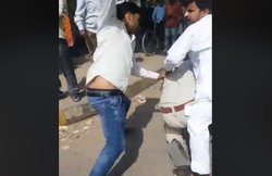 VIDEO: अयोध्या में दिन दहाड़े पुलिस वाले पर टूट पड़े लोग, बुरी तरह की पिटाई