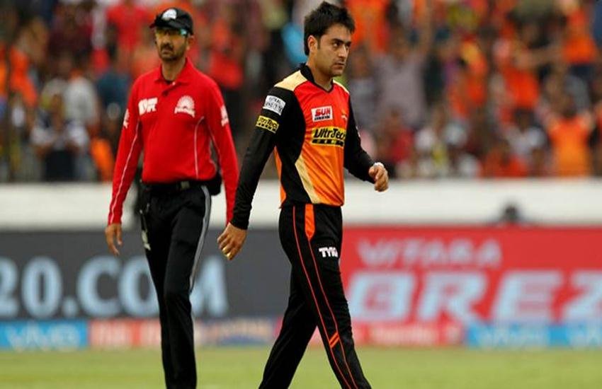 विकेट मिलने के बाद राशिद खान को बधाई देते साथी खिलाड़ी। (Photo Courtesy: IPL)