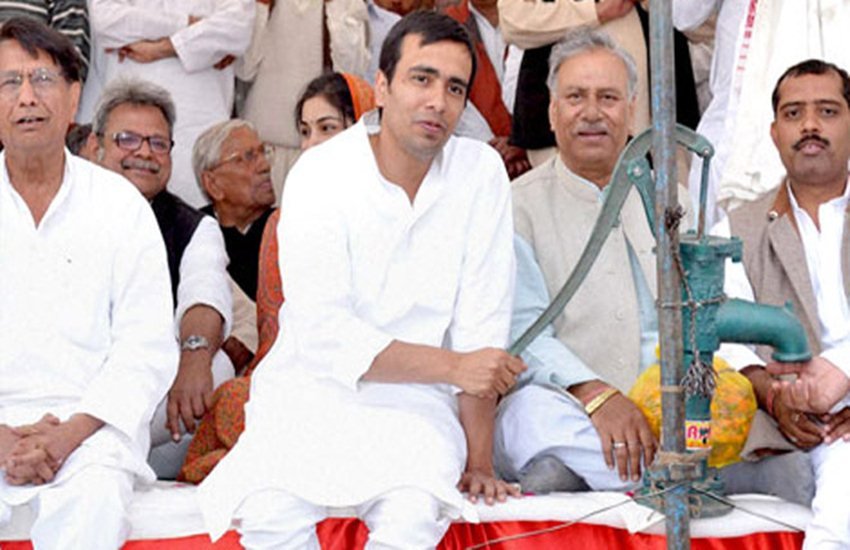 रालोद की शर्त है कि कैराना लोकसभा सीट पर होने वाले उप चुनाव में अजित सिंह के बेटे जयंत सिंह को उम्मीदवार बनाया जाए। अगर जयंत सिंह को उम्मीदवार नहीं बनाया गया तो रालोद कांग्रेस के साथ मिलकर कैराना उपचुनाव लड़ेगी। रालोद की शर्त है कि कैराना लोकसभा सीट पर होने वाले उप चुनाव में अजित सिंह के बेटे जयंत सिंह को उम्मीदवार बनाया जाए। अगर जयंत सिंह को उम्मीदवार नहीं बनाया गया तो रालोद कांग्रेस के साथ मिलकर कैराना उपचुनाव लड़ेगी।