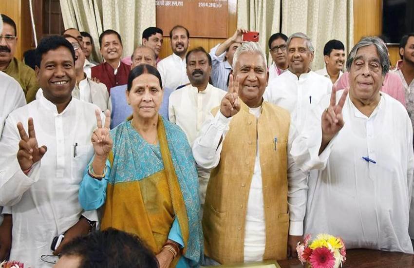 विधान परिषद के चुनावों में नामांकन करने के बाद विजय का निशान दिखातीं राबड़ी देवी। (फोटो- पीटीआई: फाइल )
