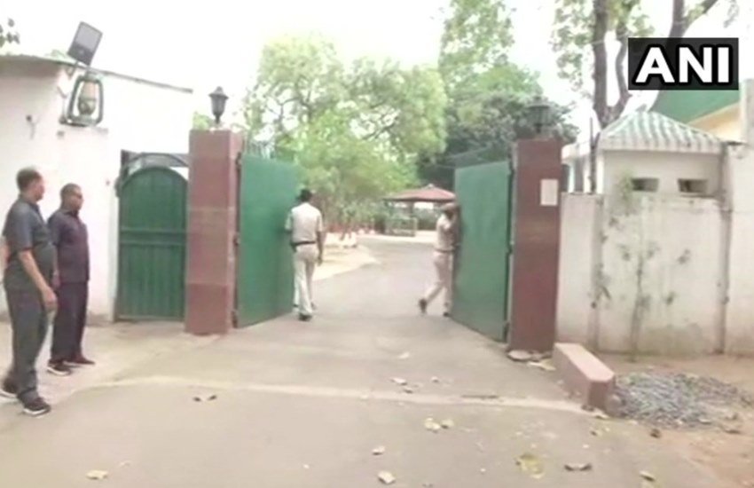 राबड़ी देवी के आवास पर सीबीआई ने मंगलवार (10 अप्रैल) को छापा मारा।