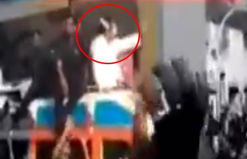 राहुल गांधी पर माला फेंके जाने वाले इस वीडियो के वायरल होने के बाद उनकी सुरक्षा में चूक की बात सामने आई है। (फोटोः टि्वटर)