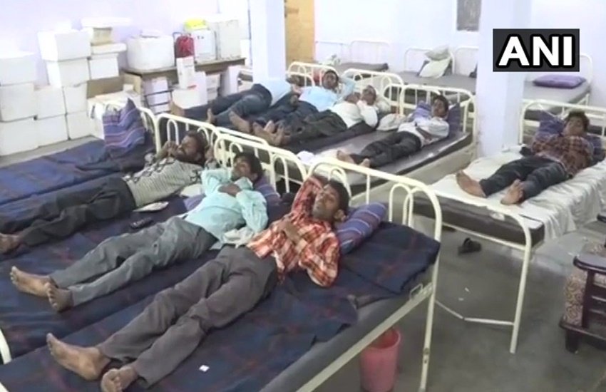 दवाई लेने के बाद अस्पताल में भर्ती लोग।