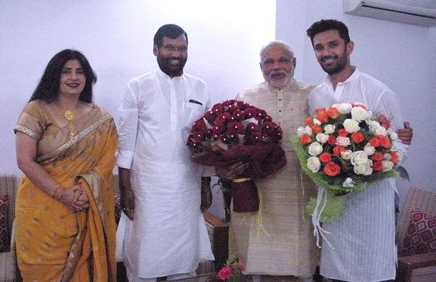 प्रधानमंत्री नरेंद्र मोदी के साथ रामविलास पासवान का परिवार। (एक्सप्रेस फोटो)