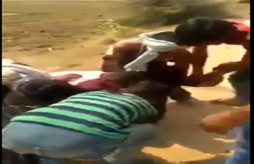 जहानाबाद में लड़की के साथ दरिंदगी का चौंकाने वाला वीडियो सामने आया है।(फोटो-वीडियो का स्क्रीनशॉट)