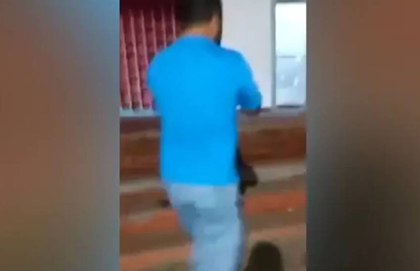 घटना के दौरान पत्रकार ब्लूफील्ड शहर में फेसबुक के जरिए लाइव रिपोर्टिंग कर रहा था। (तस्वीरः Pueblos Moskitia Facebook) घटना के दौरान पत्रकार ब्लूफील्ड शहर में फेसबुक के जरिए लाइव रिपोर्टिंग कर रहा था। (तस्वीरः Pueblos Moskitia Facebook)