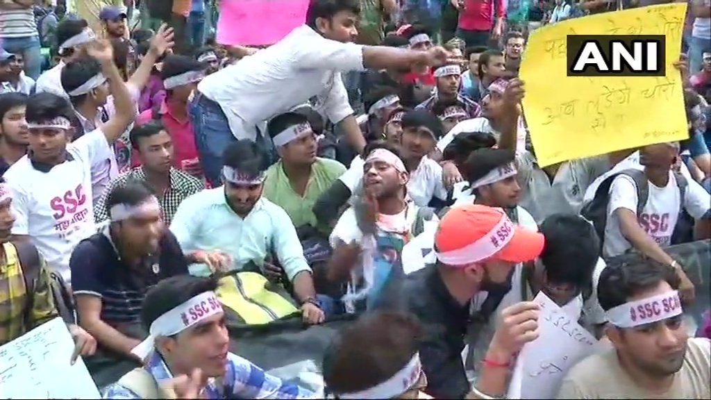 छात्र पहले संसद मार्ग पहुंचे तो वहां से उन्हें खदेड़ दिया गया। फिर वहां से जनपथ से लेकर कनॉट प्लेस तक सड़क पर लंबा जाम लगा दिया। पहले भीड़ ने जाम खत्म करने को कहा तो छात्र नहीं माने, जिस पर पुलिस ने बल प्रयोग करना शुरू कर दिया। फोटो-एएनआई