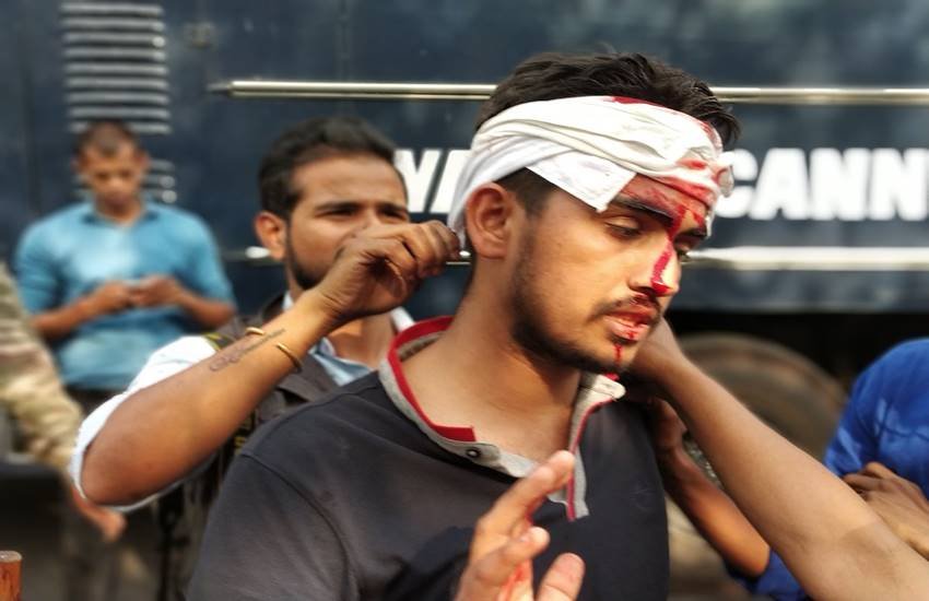 कर्मचारी चयन आयोग(एसएससी) की परीक्षा में धांधली के विरोध में प्रदर्शन कर रहे छात्रों पर शनिवार(31 मार्च) को लाठीचार्ज हुआ। पुलिस और छात्रों के बीच ये झड़प उस समय हुई जब प्रदर्शनकारी संसद मार्ग पर मार्च निकाल रहे थे।जिसके बाद पुलिस ने बल प्रयोग कर दिया। जिससे कई छात्रों के सिर फूट गए और खून बहने लगा। फोटो सोर्स-ट्विटर/@hoshiyar