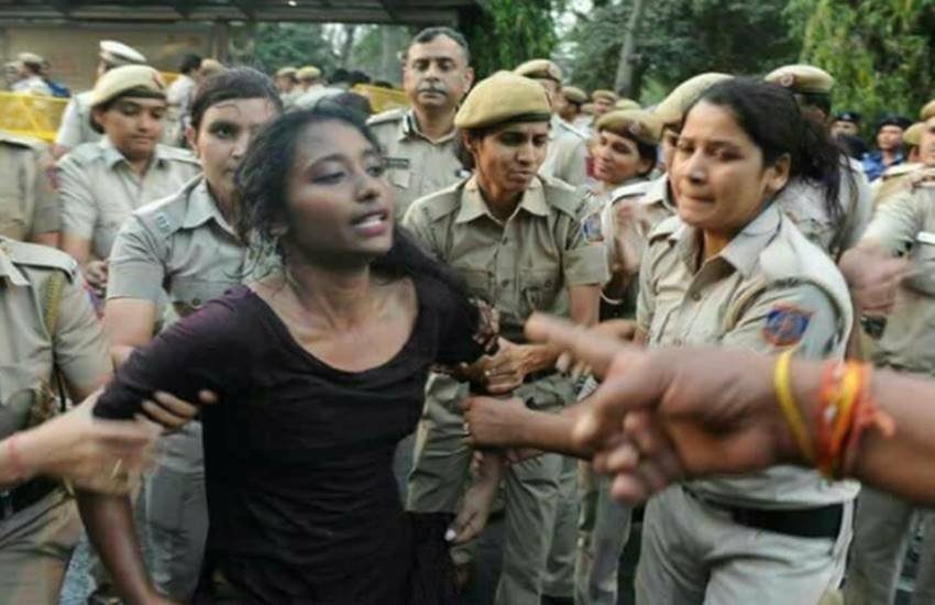 परीक्षा में कथित धांधली को लेकर देश भर से आए छात्र दिल्ली के विभिन्न स्थानों से लेकर एसएससी कार्यालय के बाहर 27 फरवरी से प्रदर्शन कर रहे हैं। छात्रों के मुताबिक परीक्षा में धांधली से उनका भविष्य चौपट हो रहा है। छात्रों ने कहा कि जांच तय समय के भीतर होनी चाहिए।फोटो सोर्स-ट्विटर/@sanjeev