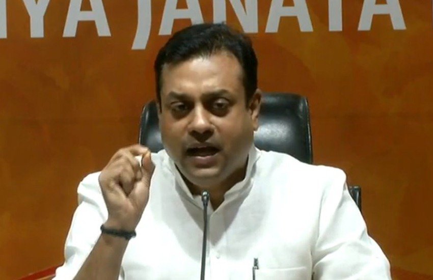 मक्‍का मस्जिद धमाका मामले में कोर्ट के फैसले के बाद मीडिया को संबोधित करते संबित पात्रा। (फोटो सोर्स: ट्विटर)