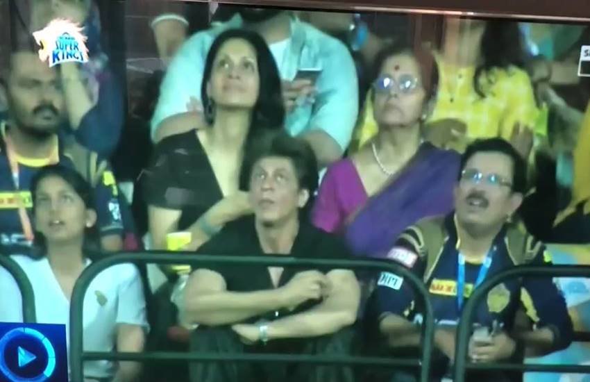 आंद्रे रसेल के गगनभेदी छक्के को निहारते केकेआर के मालिक शाहरुख खान(फोटो-ट्विटर) आंद्रे रसेल के गगनभेदी छक्के को निहारते केकेआर के मालिक शाहरुख खान(फोटो-ट्विटर)