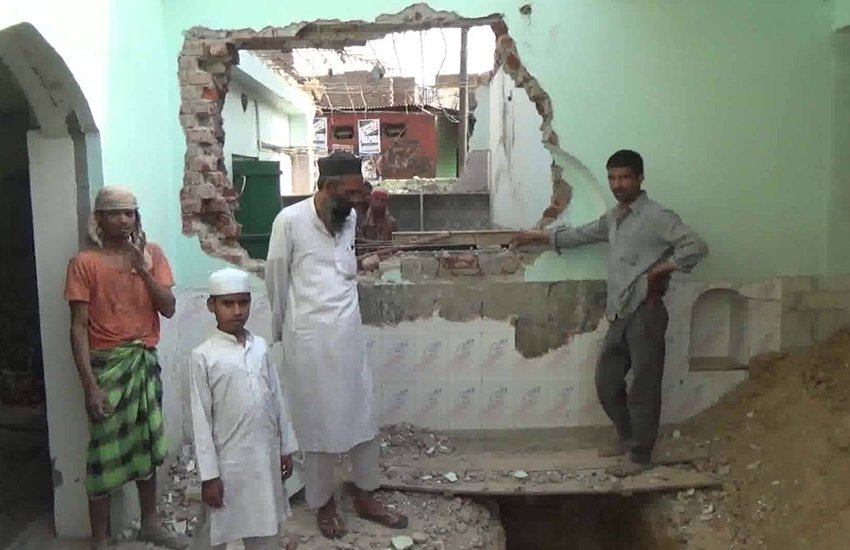 शाह ए इलाही मस्जिद को तोड़ना शुरू किया गया (फोटो सोर्स- एएनआई ट्विटर)