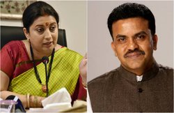 कठुआ और उन्नाव की घटना पर सवाल पूछा तो इग्नोर कर गईं स्मृति ईरानी, देखें वीडियो