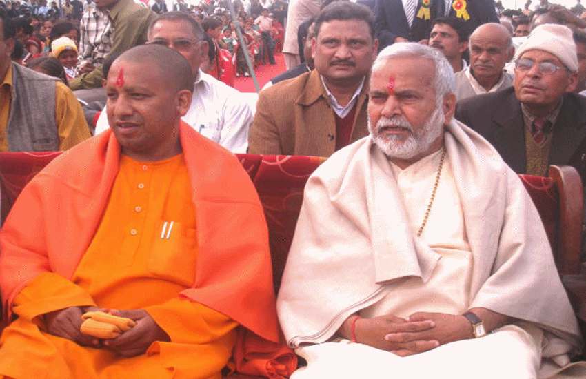 मुख्यमंत्री योगी आदित्यनाथ के साथ बैठे हुए पूर्व केंद्रीय गृह राज्यमंत्री स्वामी चिन्मयानंद(फोटो-सोशल मीडिया)
