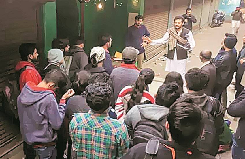 history, heritages, agra, ghalib, taj mahal. tahir, youngster, young man exploring history, art, agra art, kala mahal, gali gali, entertainment news in hindi, national news in hindi, world news in hindi, international news in hindi, political news, hindi news, world news, jansatta