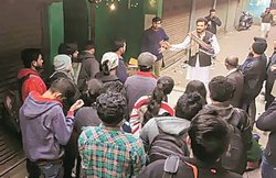 गली-गली: आगरा की गलियों में इतिहास को खंगालता नौजवान