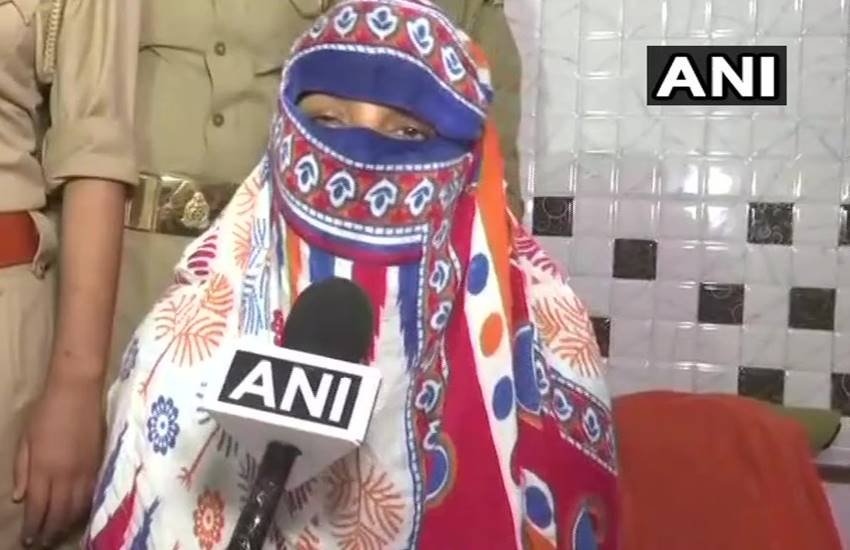 पत्रकारों से बात करती उन्नाव गैंगरेप पीड़िता। (फोटोः एएनआई)