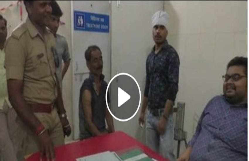 उन्नाव में बीजेपी विधायक पर गैंगरेप का आरोप लगाने वाली महिला के पिता का मजाक उड़ाते डॉक्टर और पुलिसकर्मी कैमरे में कैद उन्नाव में बीजेपी विधायक पर गैंगरेप का आरोप लगाने वाली महिला के पिता का मजाक उड़ाते डॉक्टर और पुलिसकर्मी कैमरे में कैद