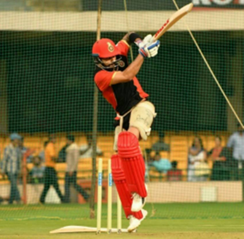 वानखेडे स्टेडिम में मैच के दौरान शॉट लगाते हुए विराट कोहली। (फोटोः फेसबुक)
वानखेडे स्टेडिम में मैच के दौरान शॉट लगाते हुए विराट कोहली। (फोटोः फेसबुक)